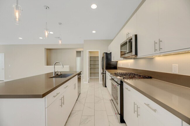 Building Photo - Gorgeous highly upgraded townhouse!