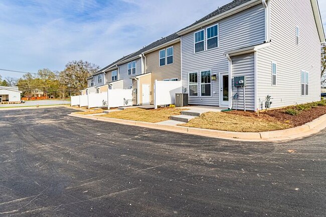 Foto del edificio - Brand New Townhomes in Woodruff City