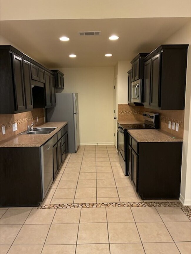 Foto del edificio - 2207 Bachelor Button Blvd