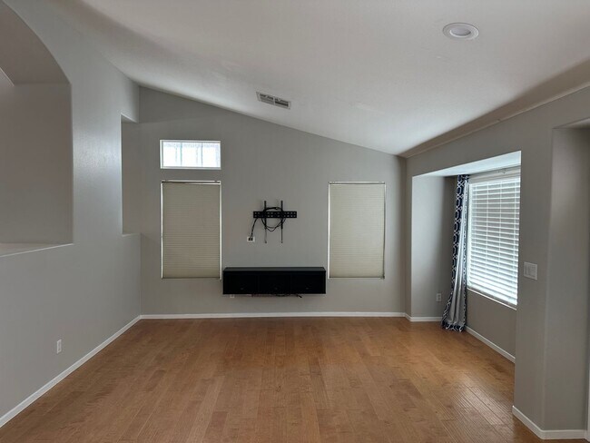 Foto del edificio - Single Story, Three Car Garage, Three Bedr...