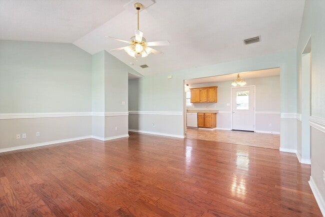 Building Photo - 3/2 OFF SILVERHILL AVE