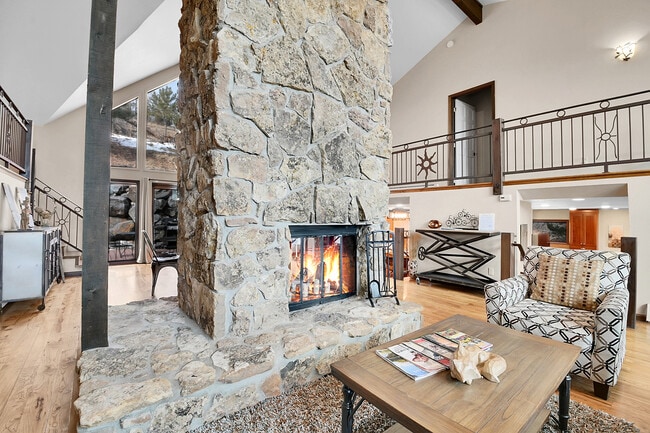 Photo - 1177 Hyland Dr House