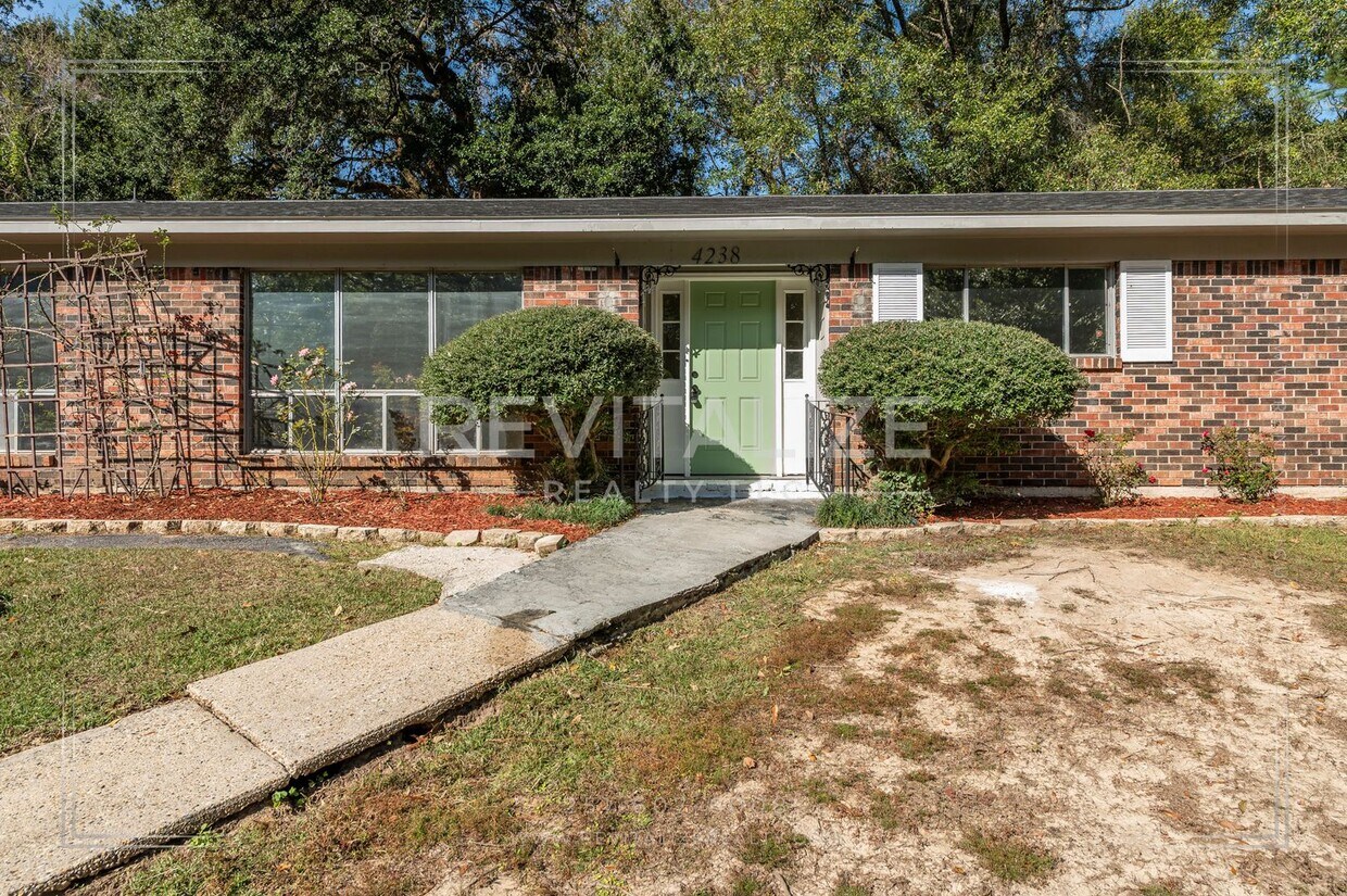 Foto principal - Spacious 4-Bed 2-Bath Brick Home in West Mobile