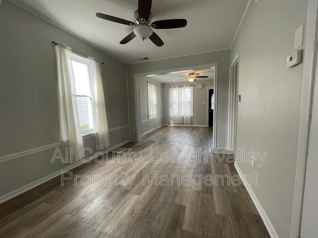 Foto del edificio - 23 W Union Blvd
