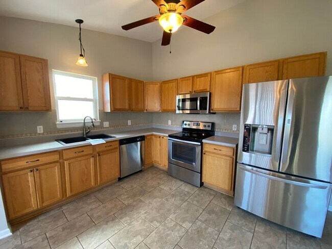 Building Photo - Lovely Main level Living with 4 Bedrooms a...
