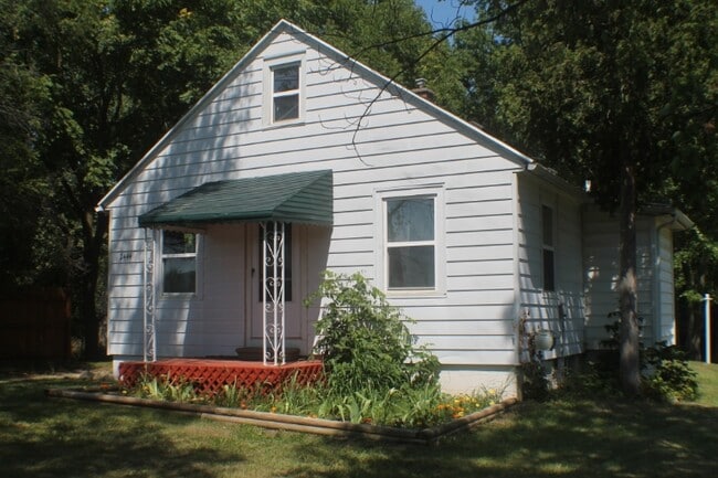 Building Photo - 2444 E Lake Lansing Rd