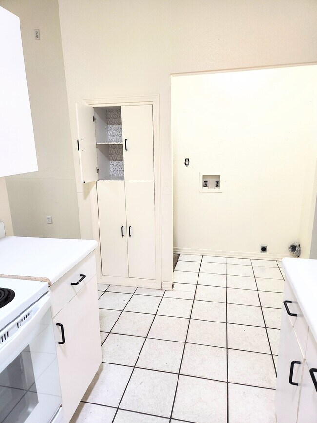 Washer/Dryer hookup - 2149 Gloria Cir