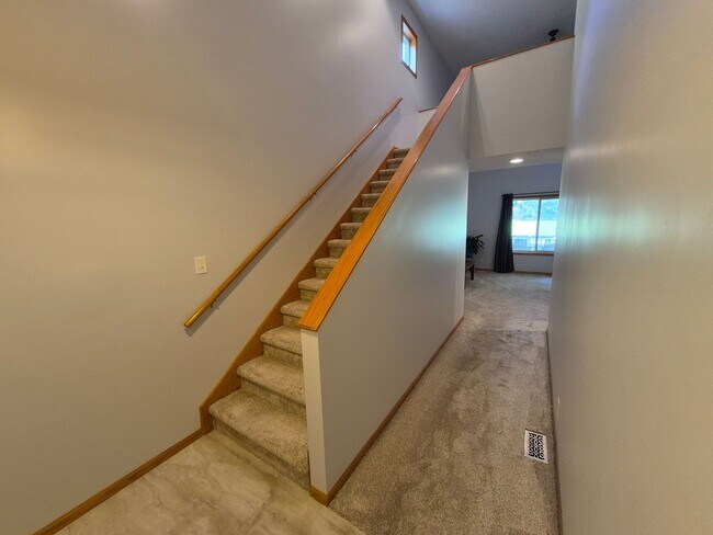 Foto del edificio - Townhome overlooking Park w/ Laundry & Att...