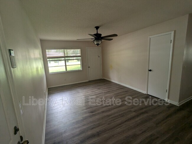 Foto del edificio - 820 Kelly Dr