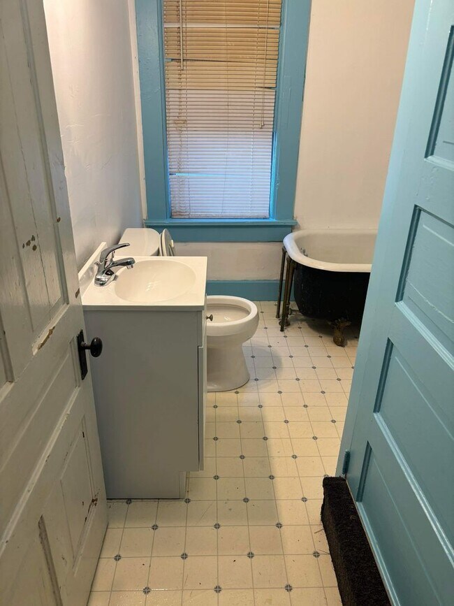 Foto del edificio - Cute 3 bedroom with basement and Detached ...