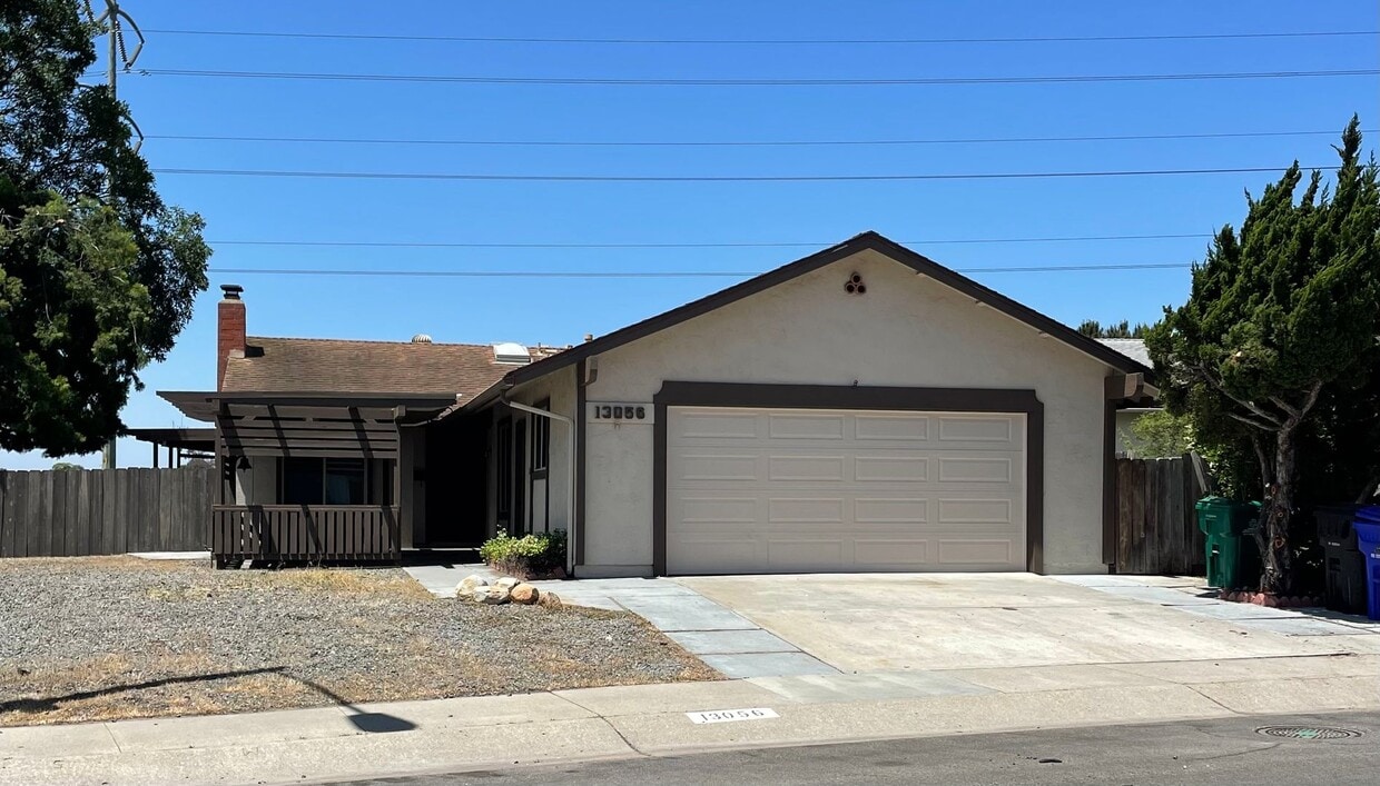 Primary Photo - Terrific 3Br +/2Ba Single story house with...
