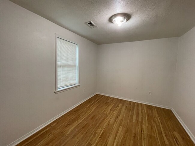 Foto del edificio - Cute 2 Bedroom Available Now!