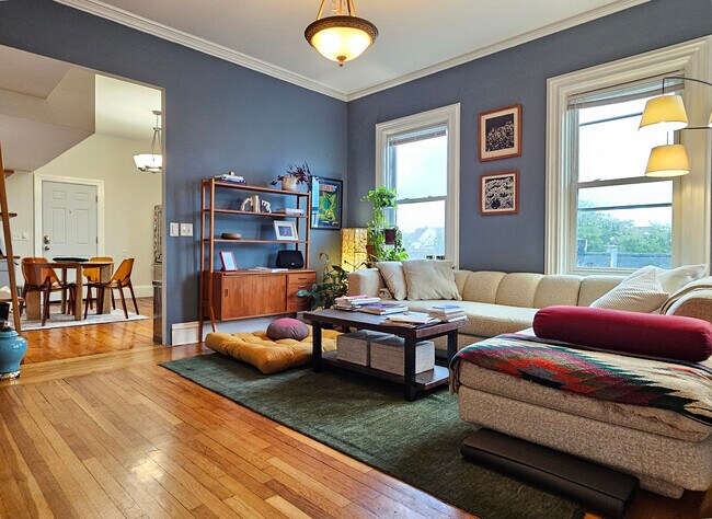 Sala de estar con vista a la cocina - 128 Vinton St