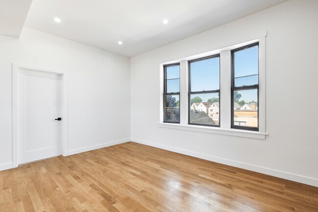 Foto del edificio - 3025 W Irving Park Rd
