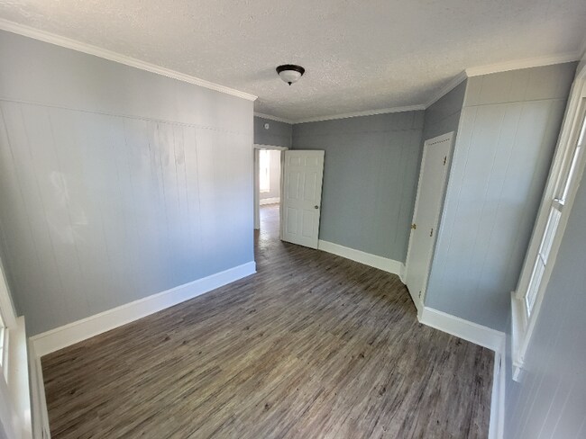 Building Photo - 102 Cedar St