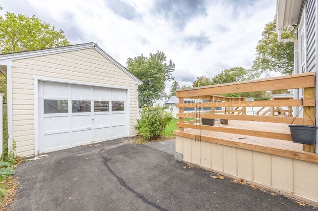 Building Photo - 76 Harmon St