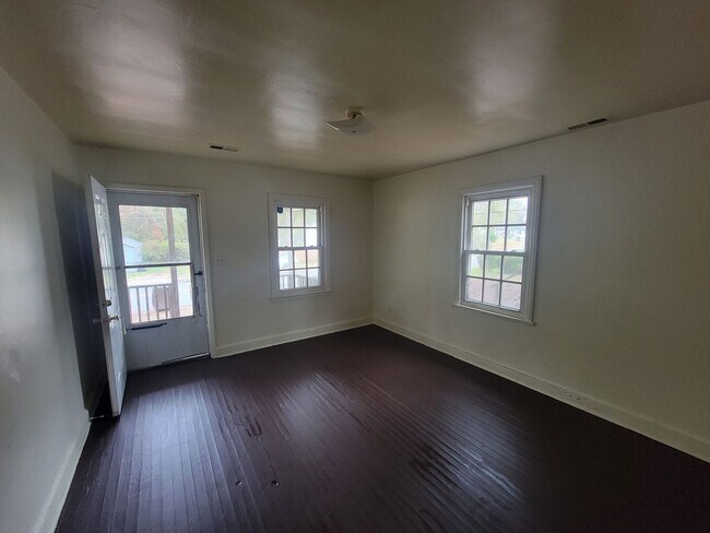 Foto del edificio - 2 Bedroom 1 Bathroom Duplex!