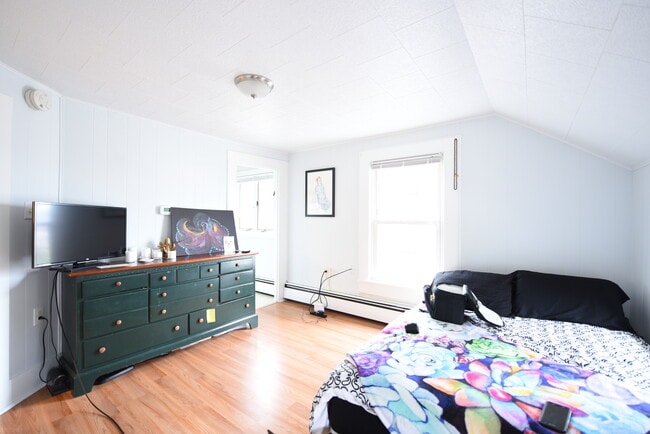 Building Photo - 318 School St