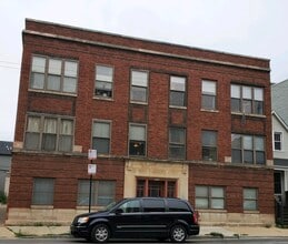 Building Photo - 3320 W Diversey Ave
