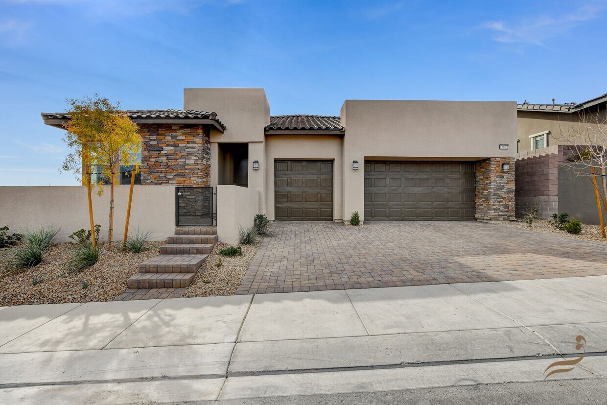 Foto principal - STUNNING SINGLE STORY 4 BEDROOM 2.5 BATHRO...