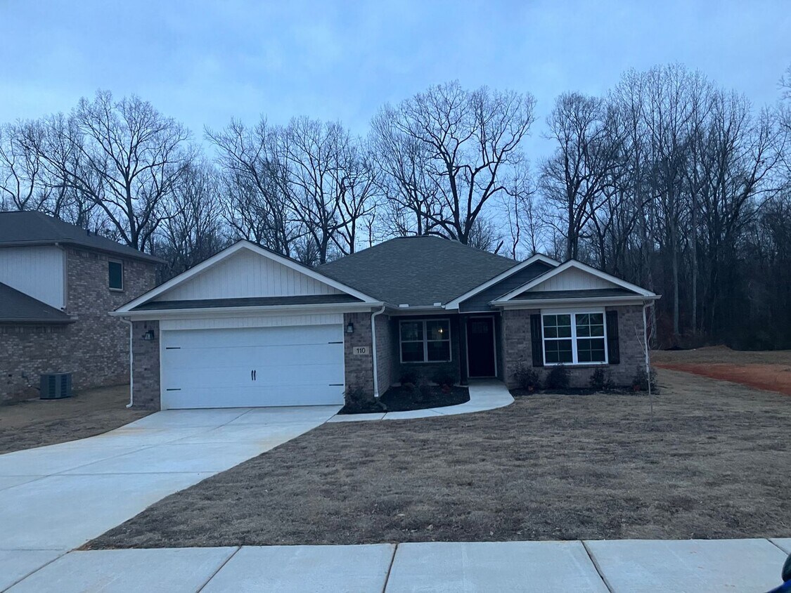 Foto principal - Beautiful, Spacious 4 BR 2 BA Home, Hurry ...