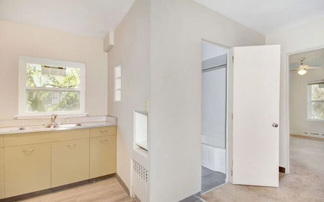 Building Photo - 503 N Riverview Dr