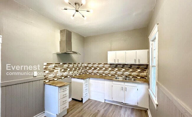 Foto del edificio - Limited Time Special Offer! First month free for a 18-month lease! Charming 3-Bedroom Home with H...