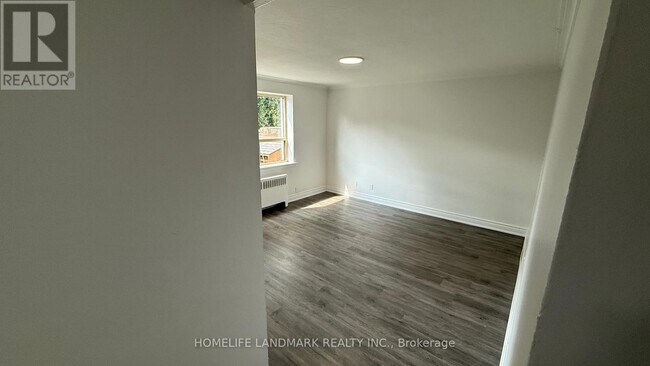 Photo du bâtiment - 676-676 Mt Pleasant Rd
