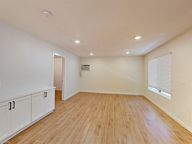 Foto del edificio - 2 br, 1 bath  - 2552 27th St Apt 4 4