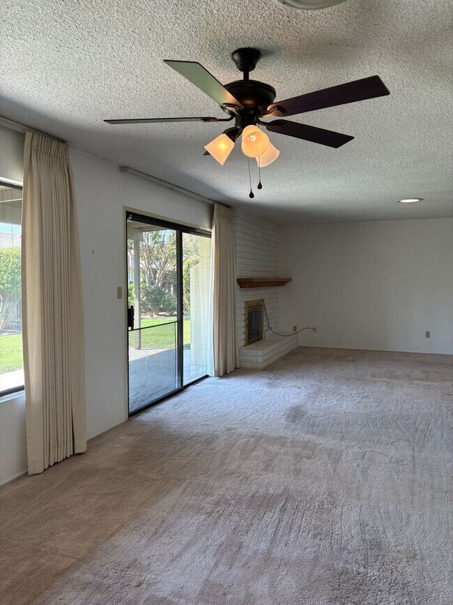 Foto del edificio - 2-Bed, 2-Bath Condo in Bakersfield | Garag...