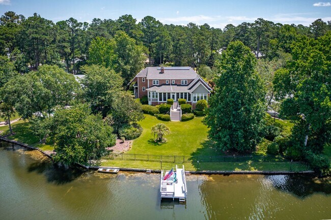 Foto del edificio - EXECUTIVE STYLE LAKESIDE HOME IN SPRING VA...