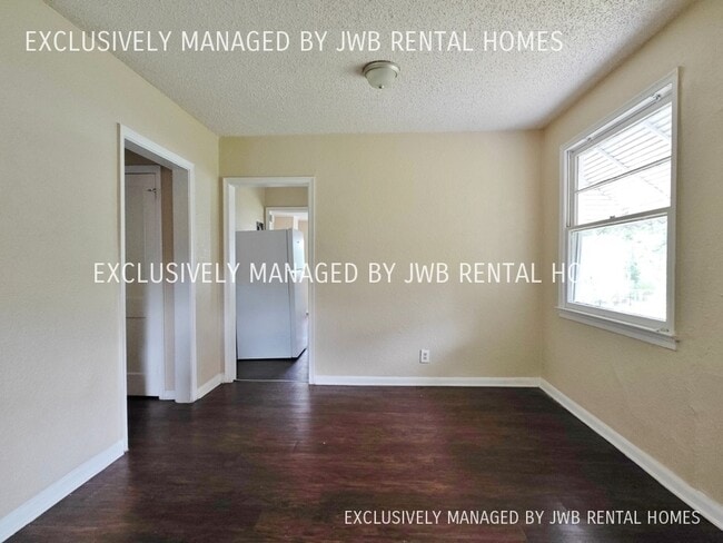 Building Photo - 1011 Westbrook Cir E