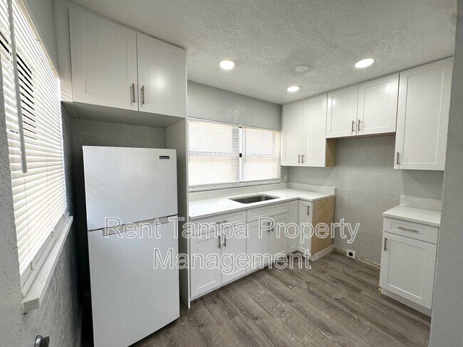 Foto del edificio - 1036 1/2 19th Street South - Upper