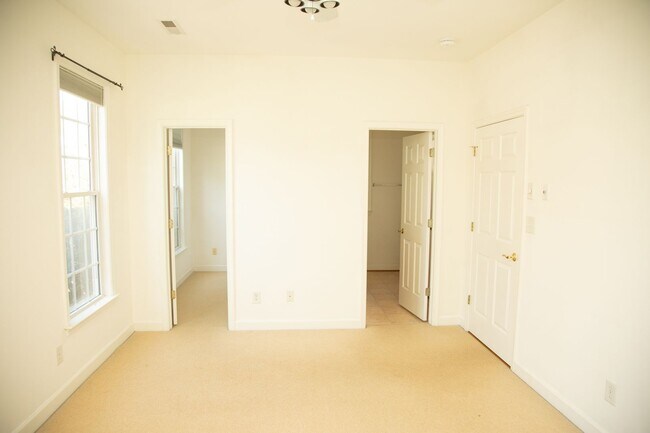 Building Photo - Three Bedroom Townhouse Available in Fores...