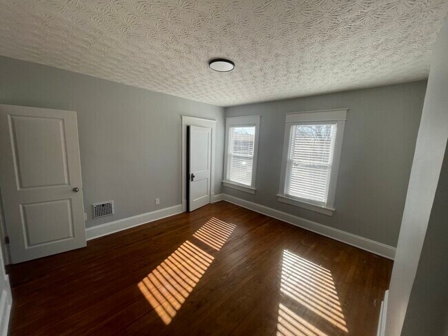 Building Photo - 336-348 E 14th Ave