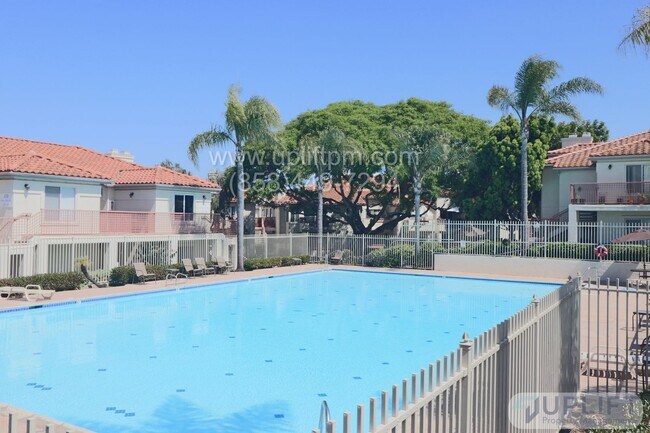 Foto del edificio - 3 Bed, 2 Bath Condo Near the Beach
