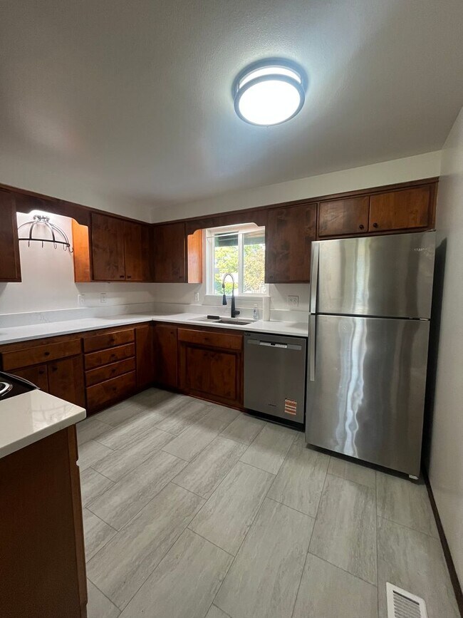 Foto del edificio - 5-Bedroom 2-Bathroom home in Coburg