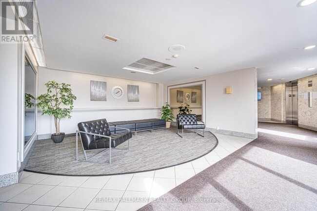 Photo du bâtiment - 915-1915 Elmsmere Rd