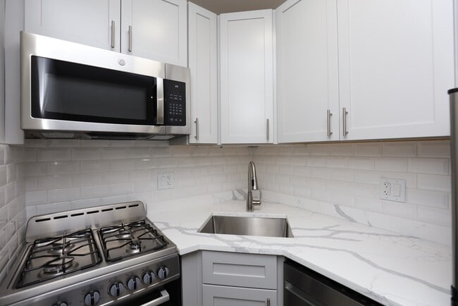 Building Photo - 545 W Belmont Ave