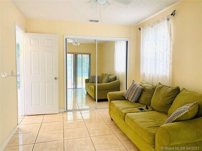 Building Photo - 3352 Netherwood Dr