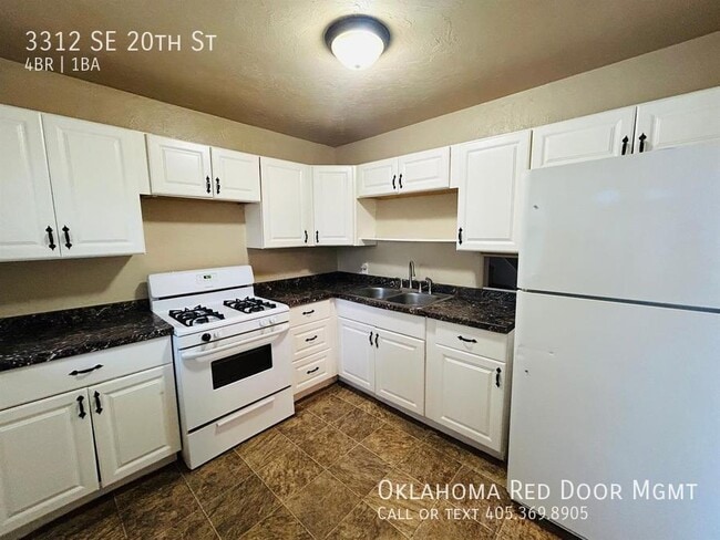 Foto del edificio - 4 Bedroom Move In Ready!