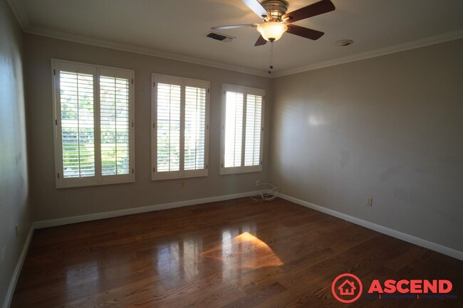 Building Photo - Stunning Home Off Ming Ave and Gosford Rd!