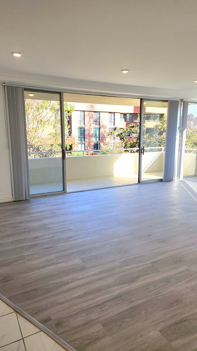 Sala de estar con balcón - 303 N Swall Dr