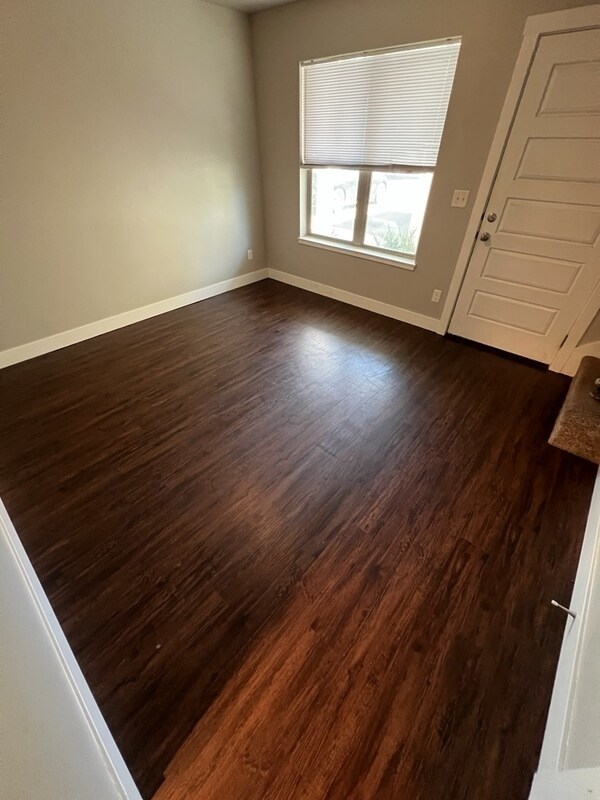 Building Photo - 385 480 W