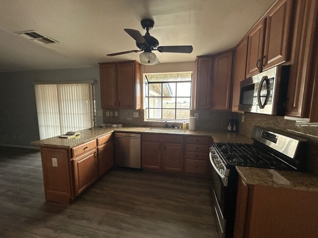 Building Photo - Horse Property in Golden Hills