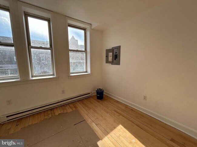 Foto del edificio - 2823 W Girard Ave