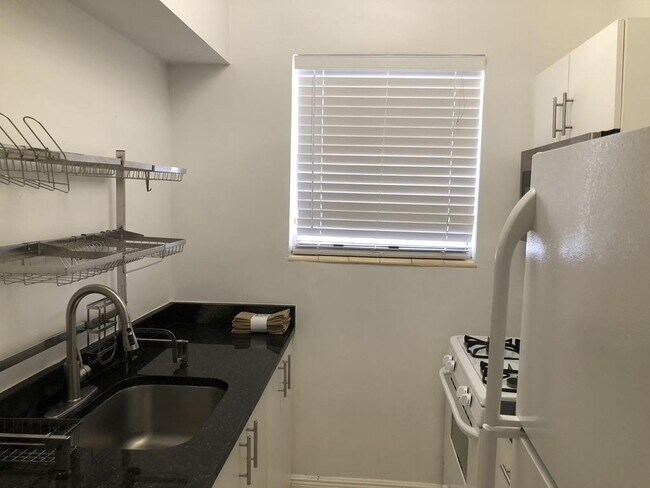 Building Photo - 1 bedroom in Miami Beach FL 33139