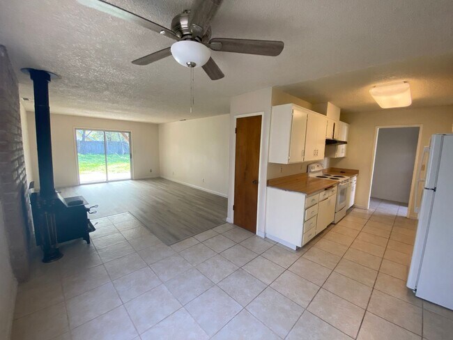 Building Photo - 3 bed 2 bath in convenient location