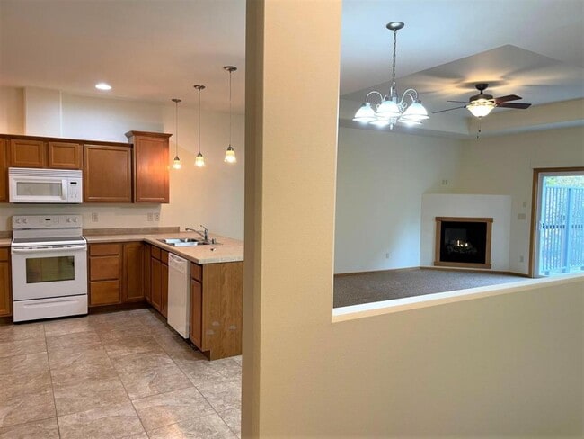 Building Photo - 623 S Cherry Ln