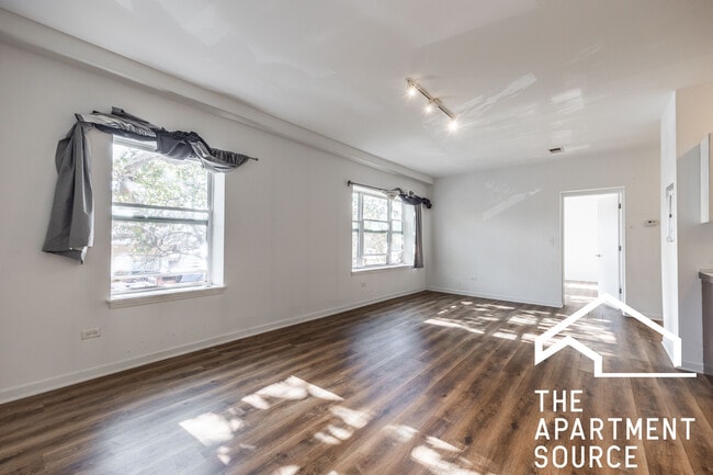 Building Photo - 1545 W Glenlake Ave